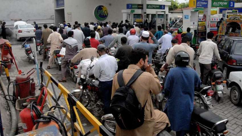 راولپنڈی: آل پاکستان آئل ٹینکر ز کی ہڑتال کے باعث پٹرول پمپ ..