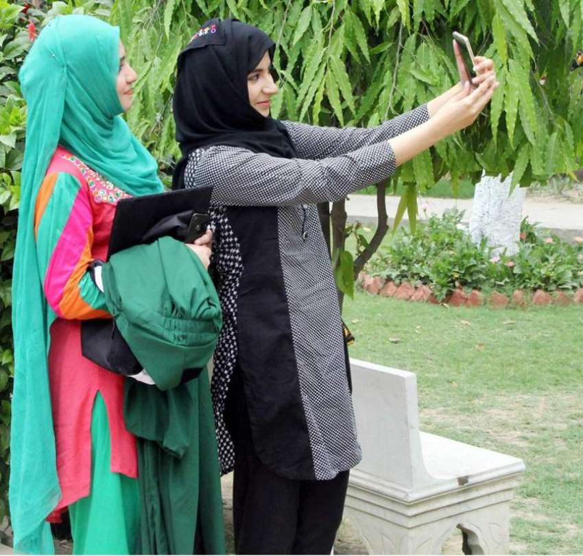 لاہور: مقامی کالج میں طالبات سیلفی لے رہی ہیں۔