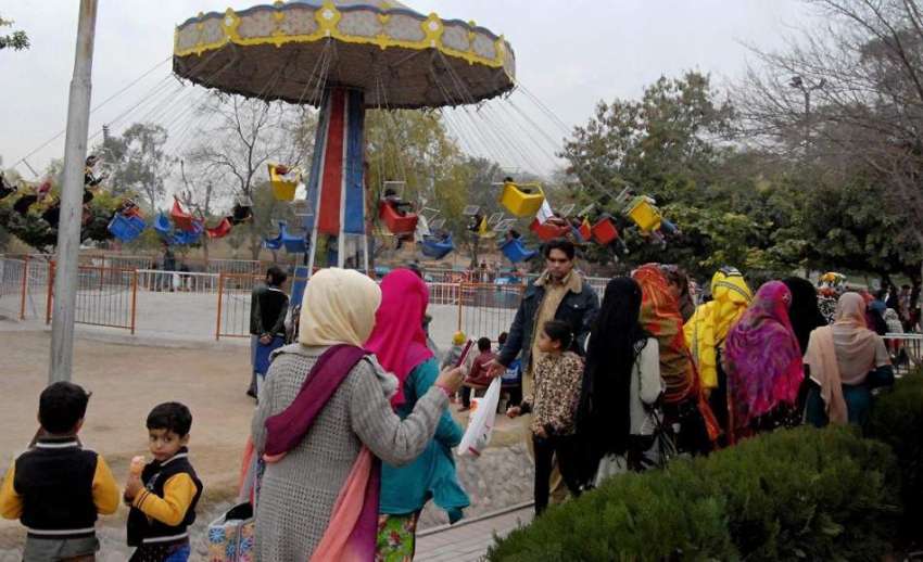 راولپنڈی: کرسمس تہوار کے دوسرے روز ایوب پارک آنے والی مسیحی ..