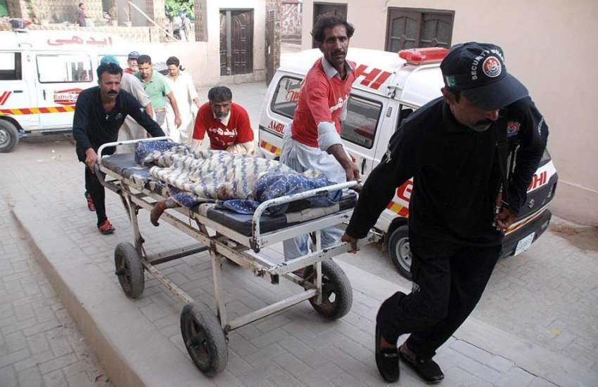 حیدر آباد: کوچ حادثے کے زخمیوں کو سول ہسپتال منتقل کیا جار ..