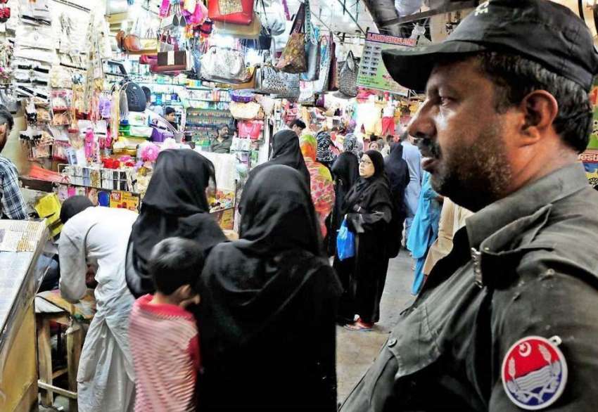 راولپنڈی: موتی بازار سے خواتین خریداری کر رہی ہیں جبکہ پولیس ..