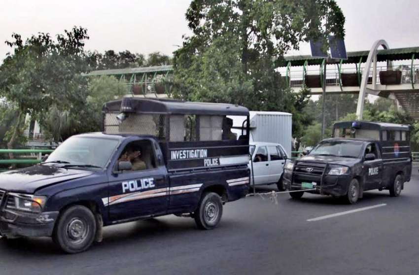 لاہور: پولیس وین کے ذریعے محکمے کی خراب گاڑی کو رسی کے ذریعے ..