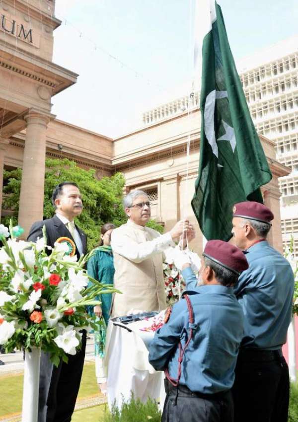 کراچی: گورنر اسٹیٹ بینک طارق باجوہ جشن آزادی کے سلسلے مٹیں ..