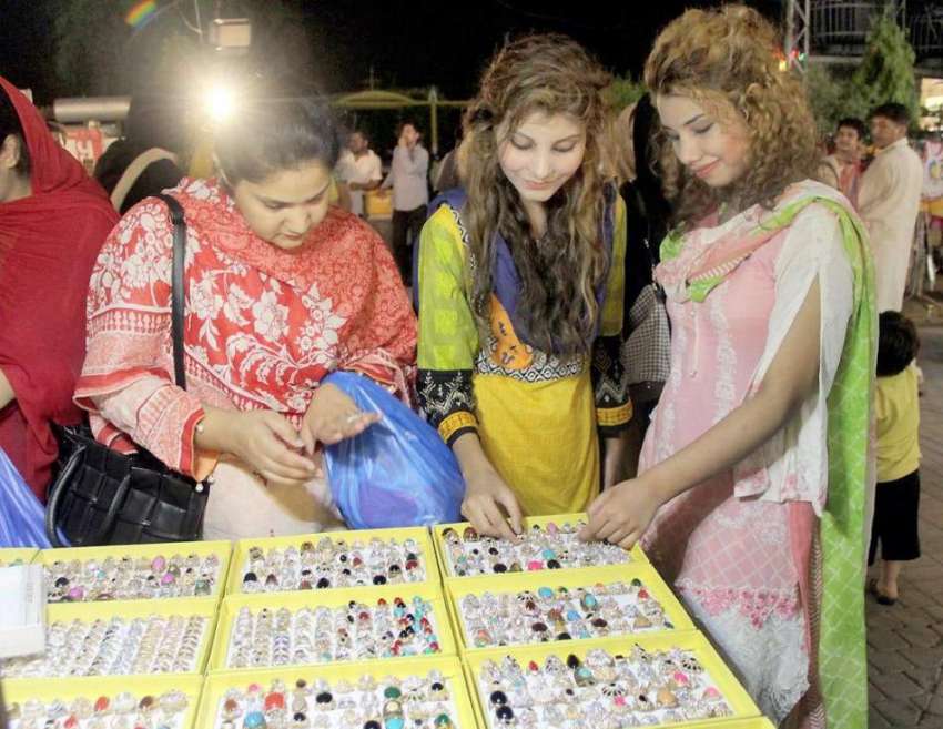 لاہور: لبرٹی مارکیٹ میں لڑکیاں انگوٹھیاں پسند کر رہی ہیں۔