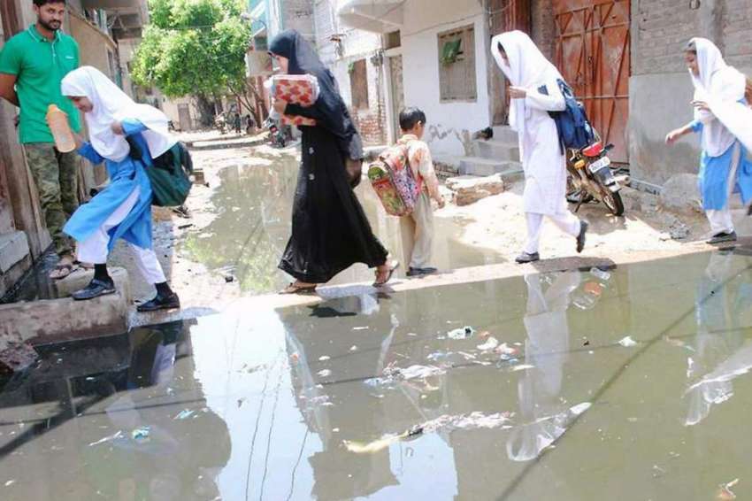 حیدر آباد: غریب نواز کالونی میں سیوریج کا پانی جمع ہے جس ..