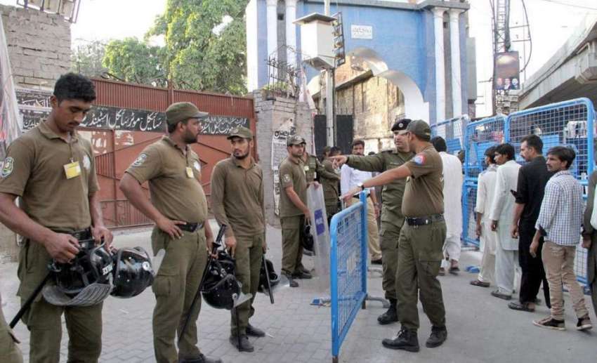 لاہور: یوم عاشور کے موقع پر ایک پولیس آفیسر کربلا گامے شاہ ..