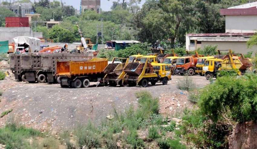راولپنڈی: لیاقت باغ نالہ لئی کنارے کچرا اٹھانے والی گاڑیاں ..