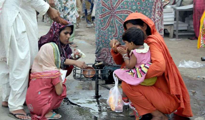 لاہور: اچھرہ بازار میں خواتین کولر سے پانی پی رہی ہیں۔