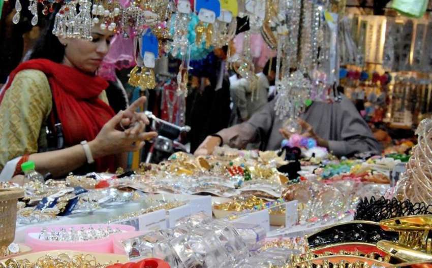 راولپنڈی: عید کی خریداری میں مصروف خواتین موتی بازار سے ..