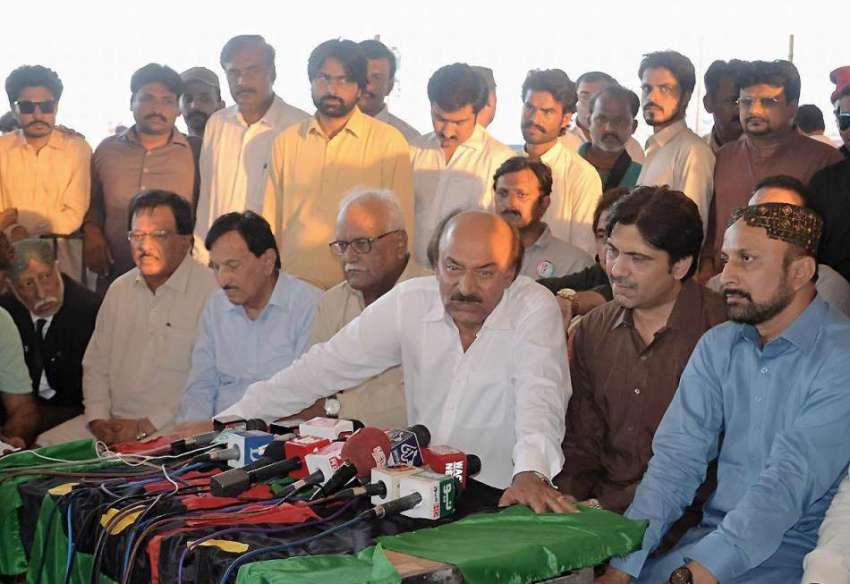 حیدر آباد:سینئر صوبائی وزیر نثار احمد کھوڑو جلسہ گاہ کے ..