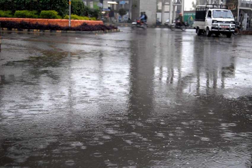 راولپنڈی: شہر میں ہونیوالی موسم سرما کی پہلی بارش کا منظر۔
