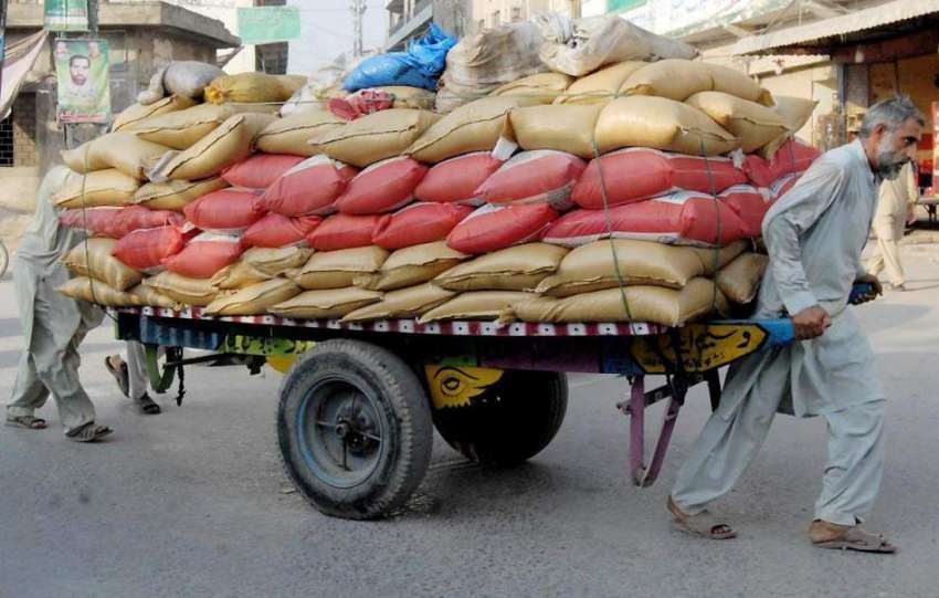 راولپنڈی: گنجمنڈی روڈ پر ایک محنت کش سامان سے لدے ہتھ ریڑھی ..