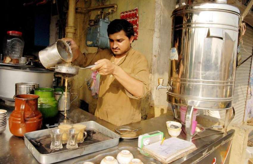 راولپنڈی: پیر ودھائی کے ایک ہوٹل میں محنت کش چائے بنا رہا ..