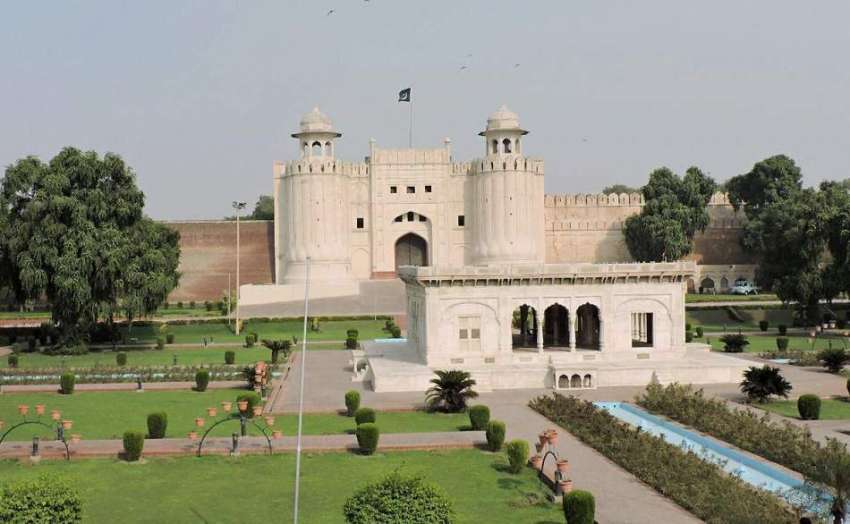 لاہور: حضوری باغ اور شاہی قلعہ کا خوبصورت منظر۔