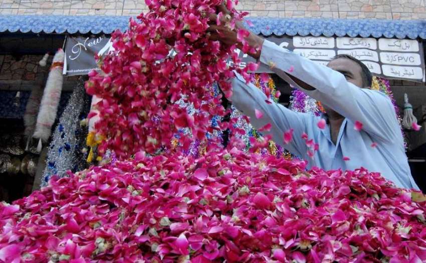 راولپنڈی: ایک دکاندار اپنے سٹال پر عید کے لیے پھولوں کی پتیاں ..