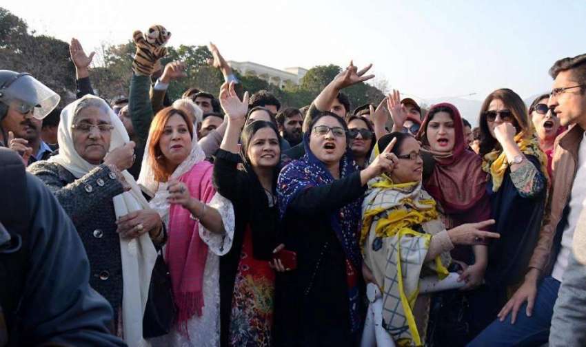 اسلام آباد: سپریم کورٹ کا فیصلہ آنے کے بعد مسلم لیگ ن کے کارکن ..