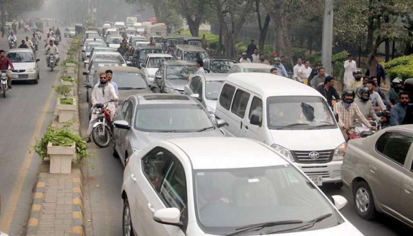 لاہور: مال روڈ پر محکمہ ہیلتھ کے ڈینگی ورکرز کے احتجاج کے ..