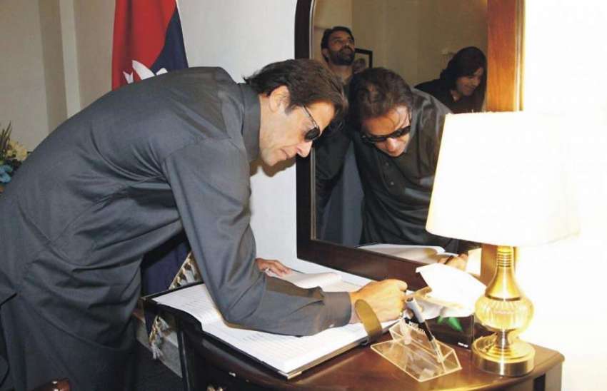 کوہاٹ: پاکستان تحریک انصاف کے چیئرمین عمران خان پولیس لائن ..