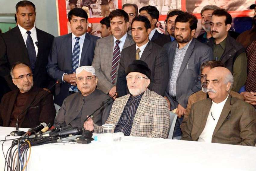 لاہور: سابق صدر آصف علی زرداری اور عوامی تحریک کے سربراہ ..