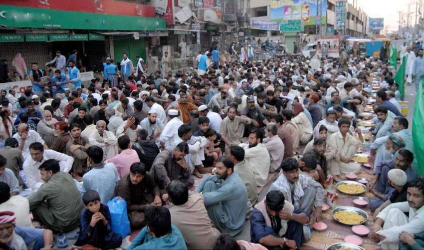 راولپنڈی: راجہ بازار میں تاجروں کی طرف سے روزے داروں کے لیے ..