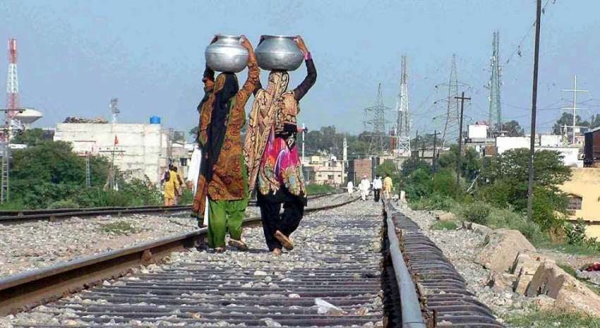 راولپنڈی: خانہ بدوش خواتین ریلوے ٹریک پر کسے خطرے سے بے خبر ..