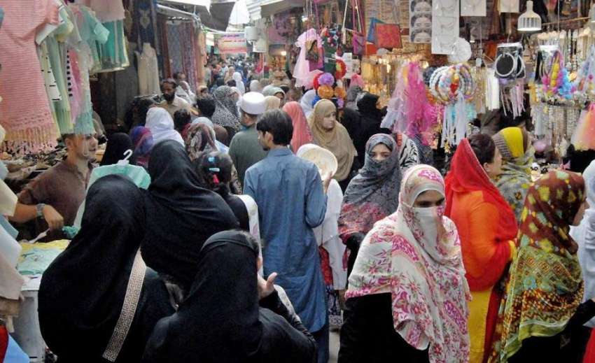 راولپنڈی: موتی بازار میں خریداری کے لیے آئے خریداروں کے ..