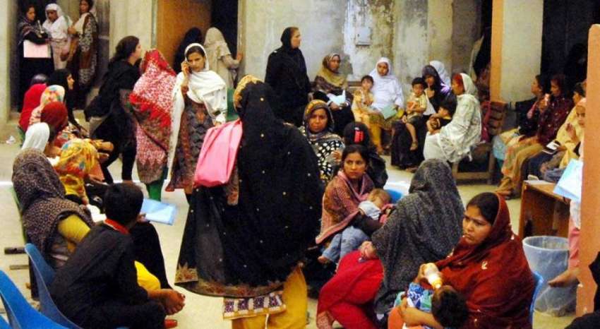 راولپنڈی: ڈی ایچ کیو ہسپتال میں خواتین ڈاکٹر کے انتظار میں ..