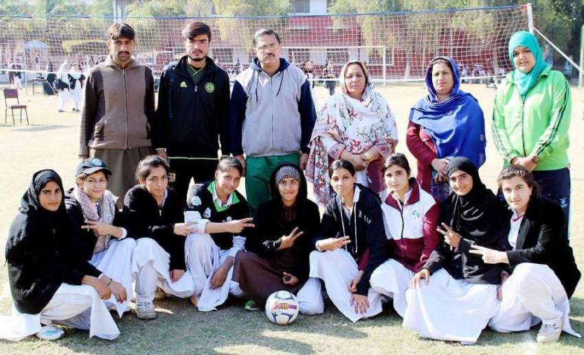 پشاور: انٹر کالجیٹ گرلز والی بال ٹورنامنٹ کے افتتاح کے موقع ..