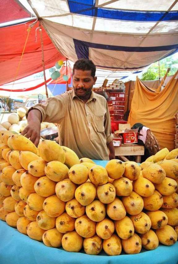 اسلام آباد: سستے رمضان بازار میں ایک دکاندار فروخت کے لیے ..