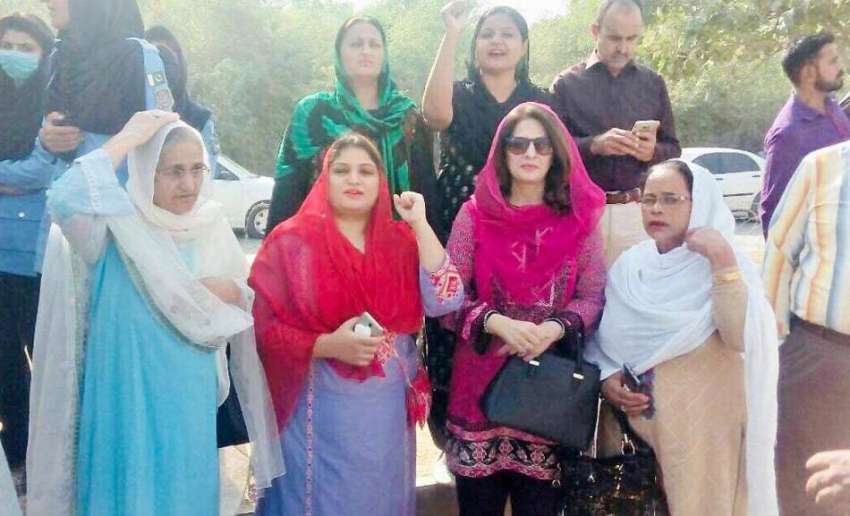 اسلام آباد: نیب کورٹ کے باہر لیگی خواتین نعرے بازی کر رہی ..