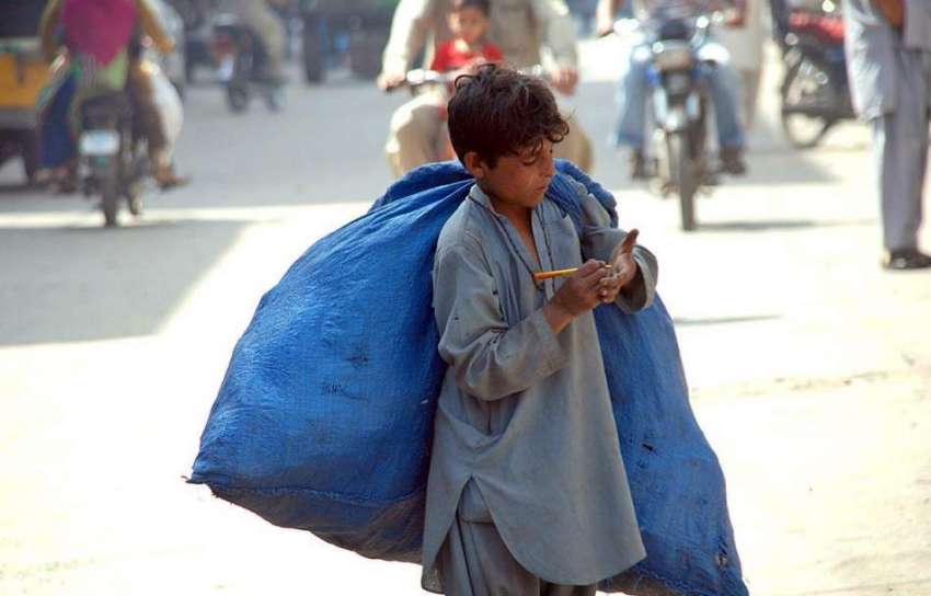 حیدر آباد: خانہ بدوش بچہ کارآمد اشیاء تھیلے میں ڈالے اپنی ..