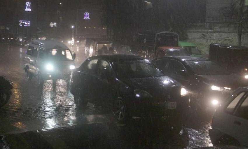 لاہور: صوبائی دارلحکومت میں ہونیوالی بارش کا منظر۔