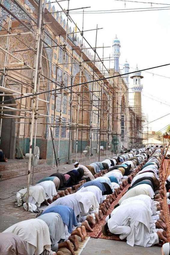 ملتان : رمضان المبارک کے پہلے جمعةالمبارک کے موقع پر نماز ..