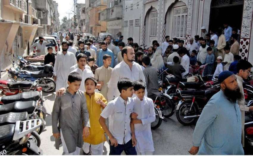 راولپنڈی: جمعہ کی نماز ادا کرنے کے بعد نمازی مسجد سے نکل ..
