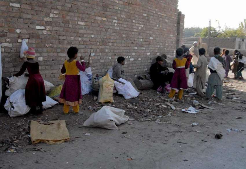 راولپنڈی: خانہ بدوش بچے کار آمد ا شیاء جمع کرنے کے بعد کباڑی ..