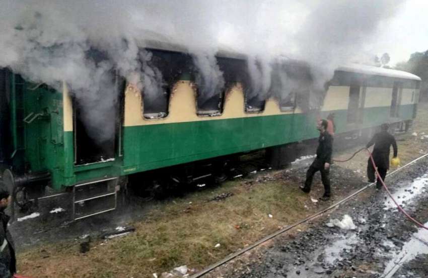 راولپنڈی: ریلوے اسٹیش پر بوگی میں لگنے والی آگ کو ریسکیو ..