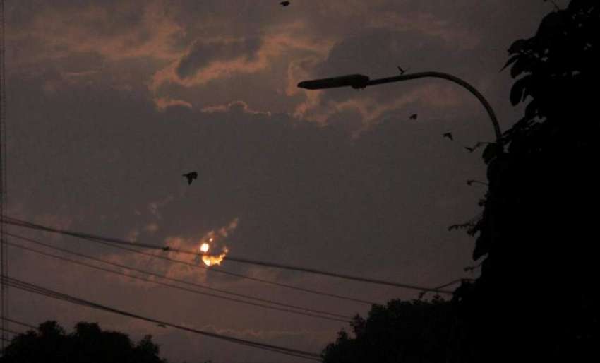 لاہور: شہر میں ہلکی بارش کے بعد سورج بادلوں کے پیچھے چھپا ..