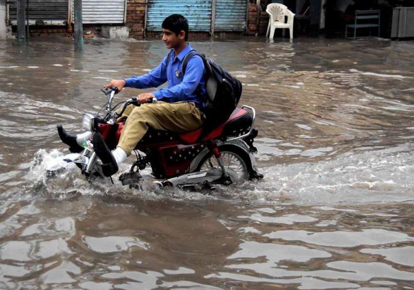 راولپنڈی: موسلا دھار بارش کے بعد موٹر سائیکل سوار طالبعلم ..