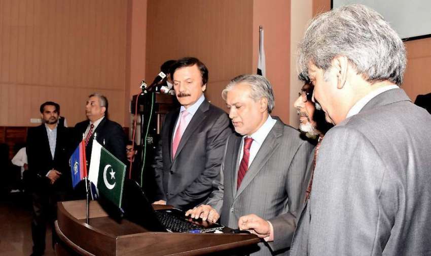 اسلام آباد: وفاقی وزیر خزانہ سینیٹر اسحاق ڈار پارلیمنٹیرینز ..