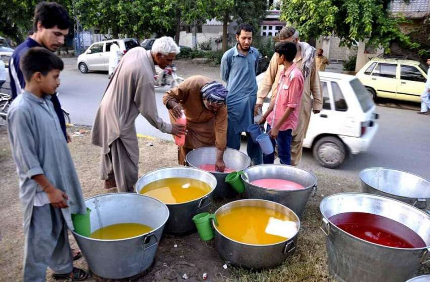 اسلام آباد: مخیر حضرات کی جانب سے روزہ داروں کے لیے مشروبات ..