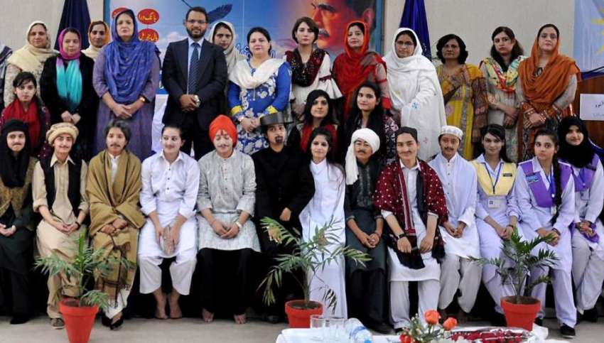 راولپنڈی: وقارالنساء کالج میں اقبال ڈے کی تقریب کے بعد مہمان ..