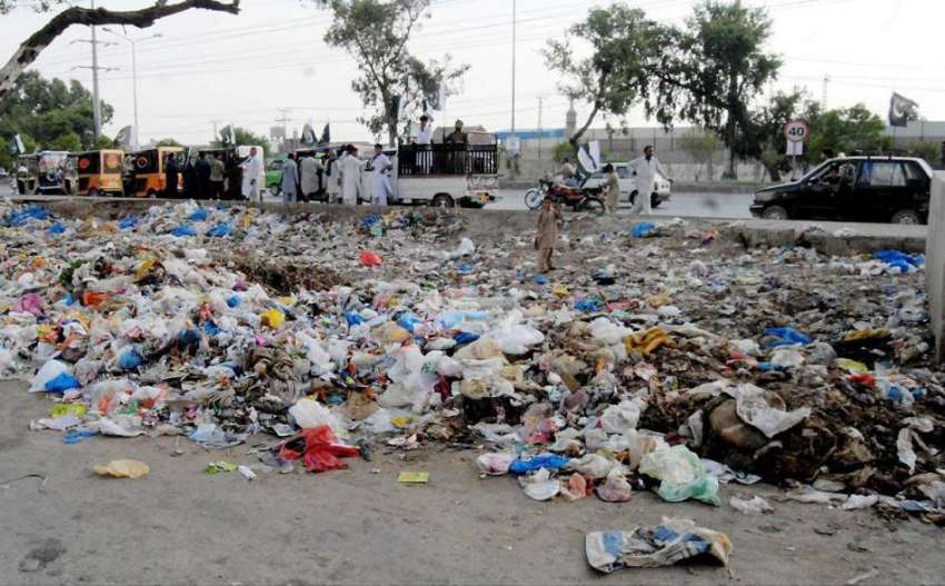راولپنڈی: نصیر آباد سروس روڈ پر گندگی علاقہ مکینوں کے لیے ..