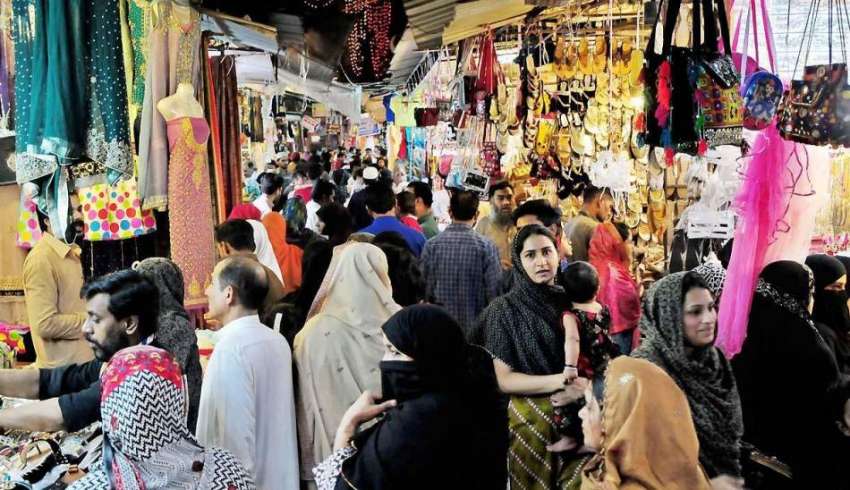 راولپنڈی: موتی بازار سے خواتین عید کی خریداری کر رہی ہیں۔