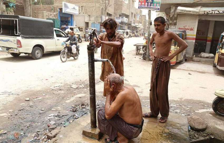 حیدر آباد: ایک معمر شخص گرمی کی شدت کم کرنے کے لیے ہینڈ پمپ ..