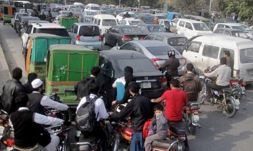 لاہور: شاہ جمال روڈ پر ٹریفک جام کا منظر۔