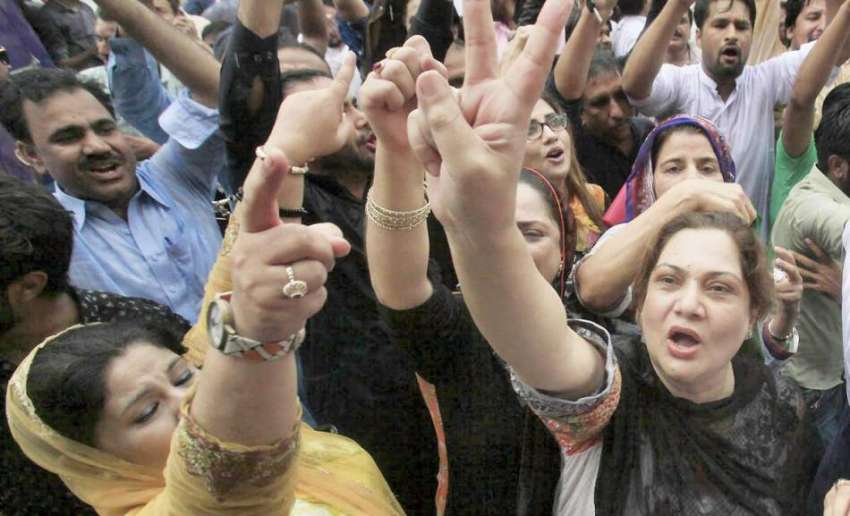 لاہور: تحریک انصاف کی خواتین کارکنان پانامہ کیس کا فیصلہ ..