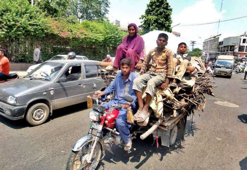 لاہور: ایک نوجوان موٹر اسائیکل رکشے پرگھر کا چولہا جلانے ..