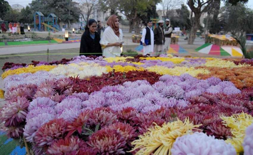 راولپنڈی: خواتین کینٹ کے علاقہ رومی پارک میں منعقدہ پھولوں ..