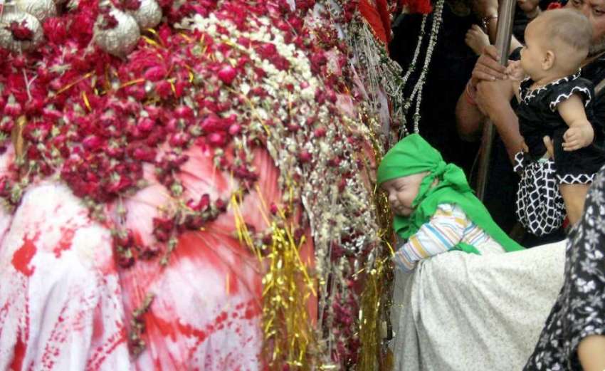 لاہور: 8ویں محرم الحرام کے جلوس میں ایک کمسن بچی کو ذوالجناح ..