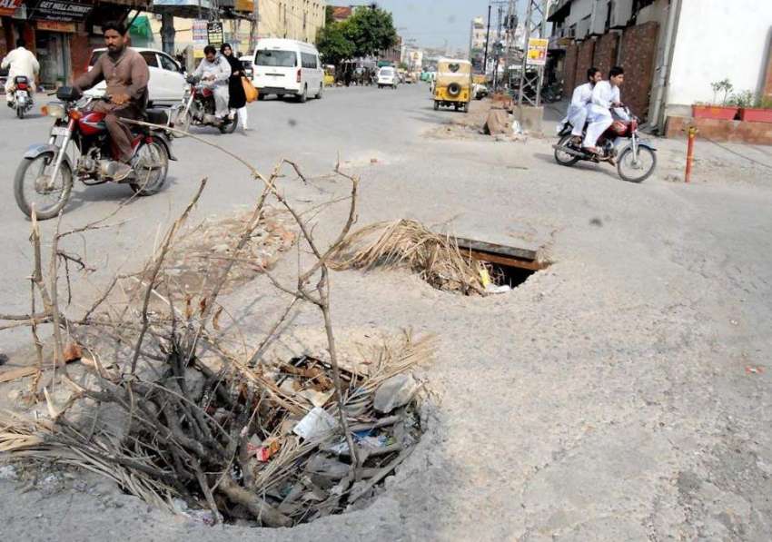 راولپنڈی: کمیٹی چوک کے قریب کھلے مین ہول کسی بھی حادثے کا ..